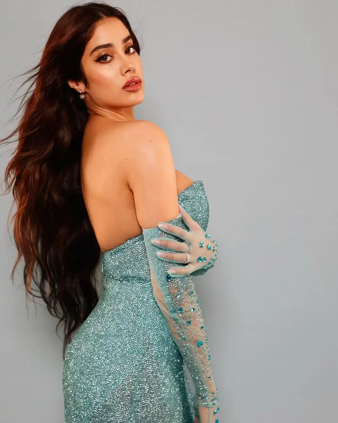 JANHVI KAPOOR STUNNING LOOKS IN LONG BLUE GOWN 3